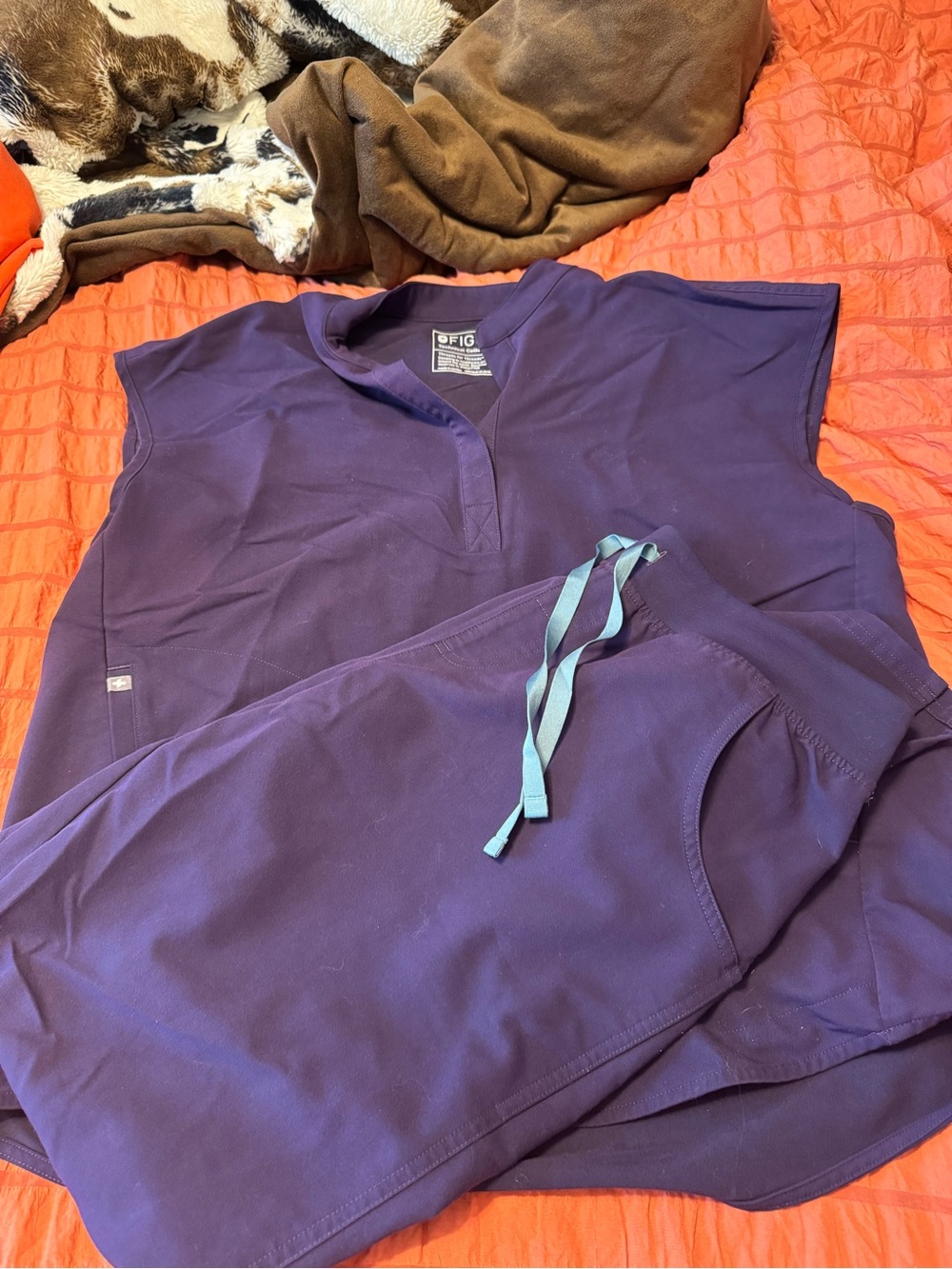 FIGS women’s scrub set